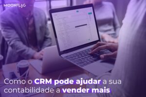 pessoa visitando um CRM pode ajudar a sua contabilidade